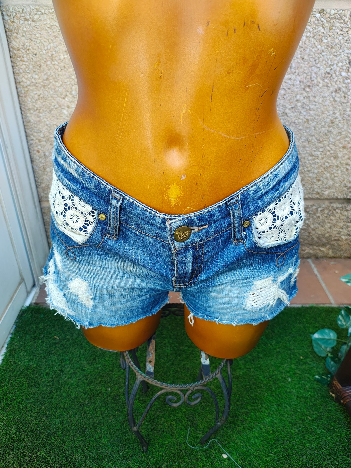 USADO – Shorts vaqueros desgastados con bolsillos de encaje Stradivarius (Talla EUR 36)