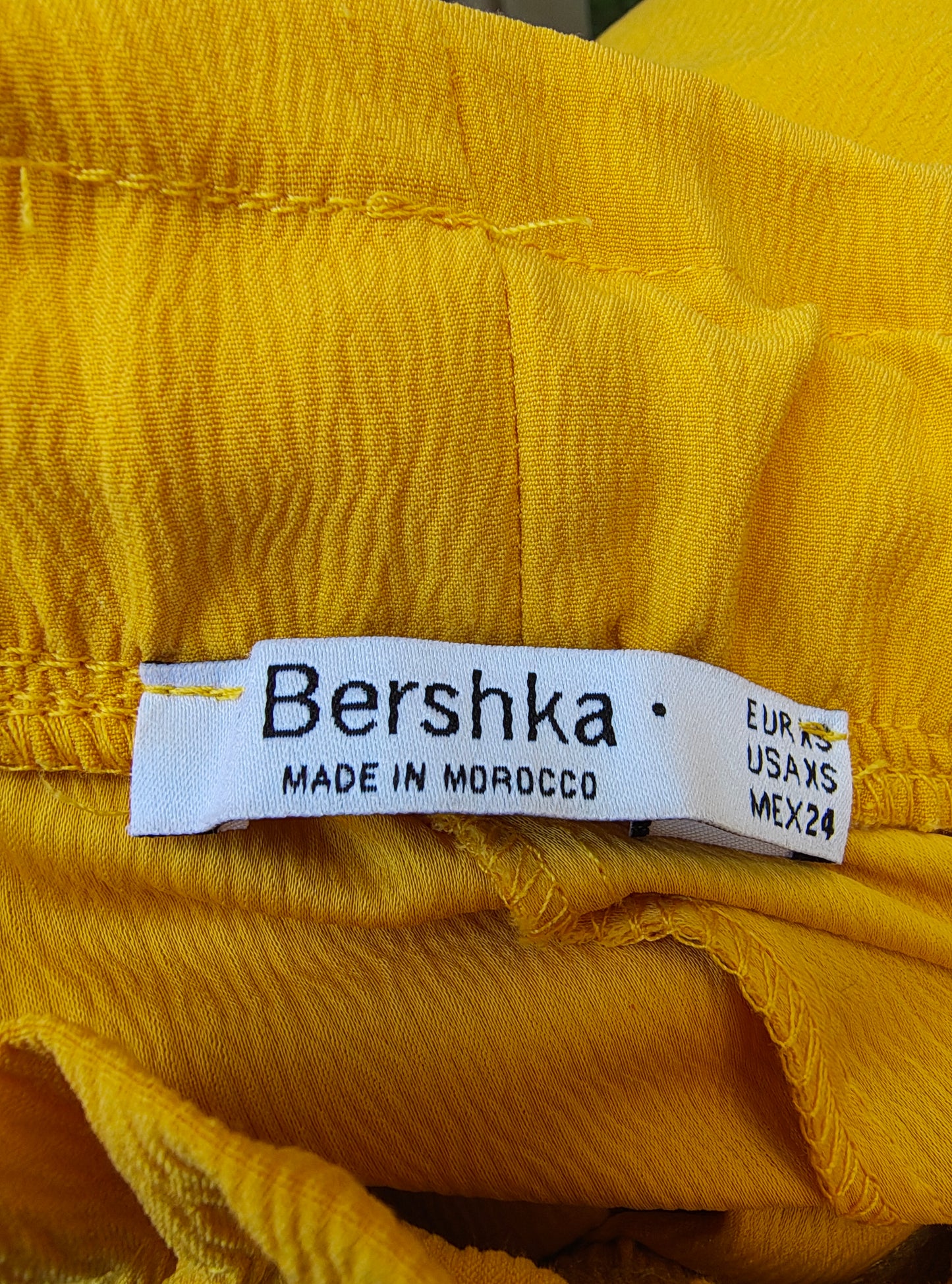 USADO – Shorts amarillos con cintura fruncida Bershka (Talla EUR XS)