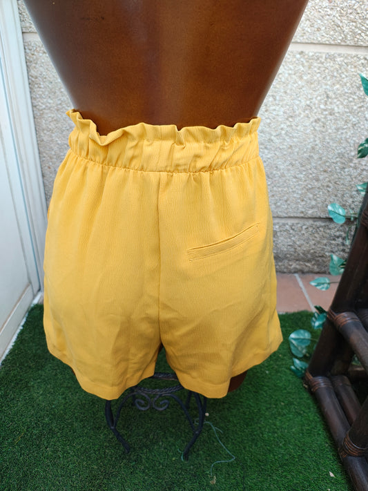 USADO – Shorts amarillos con cintura fruncida Bershka (Talla EUR XS)