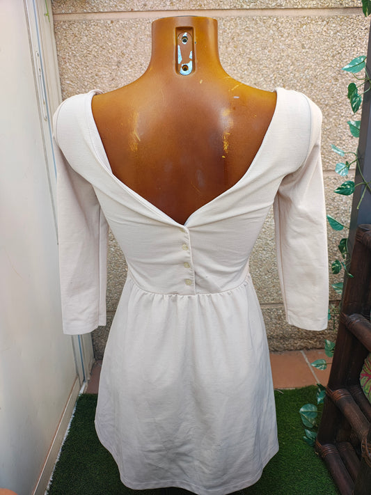 USADO – Vestido corto beige claro con escote trasero y botones Stradivarius (Talla S)