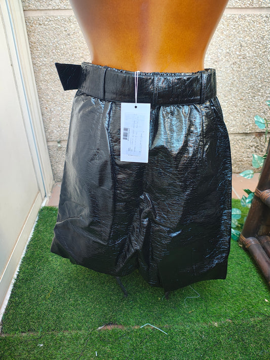 NUEVO – Falda negra efecto vinilo con cinturón VILA Clothes (Talla 38)