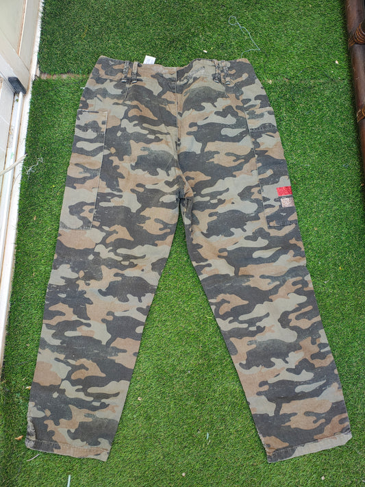 USADO – Pantalón camuflaje con parches personalizados ZARA Trafaluc denimwear (Talla EUR 36)