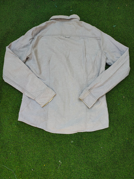 USADO – Camisa beige con bloque en verde lima de Bershka (Talla XL)