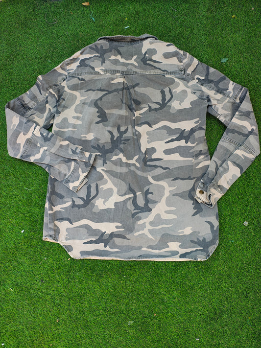 USADO – Sobrecamisa camuflaje con parches Zara Trafaluc Outerwear Division (Talla XS)