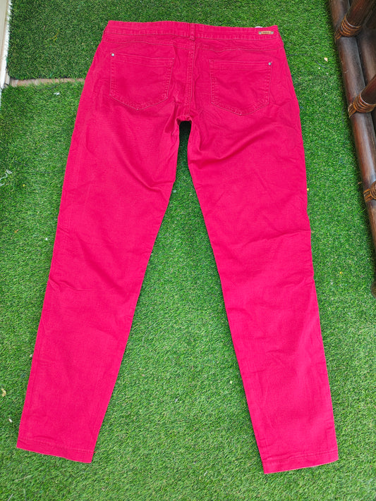 USADO – Pantalones rojos pitillo elásticos MANGO Casual (Talla 40)
