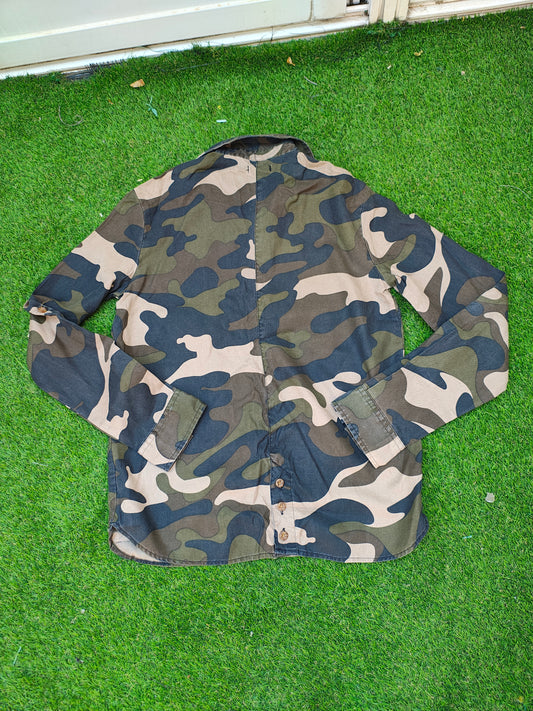 USADO – Camisa de camuflaje verde y beige Bershka BSK Girl (Talla XS)