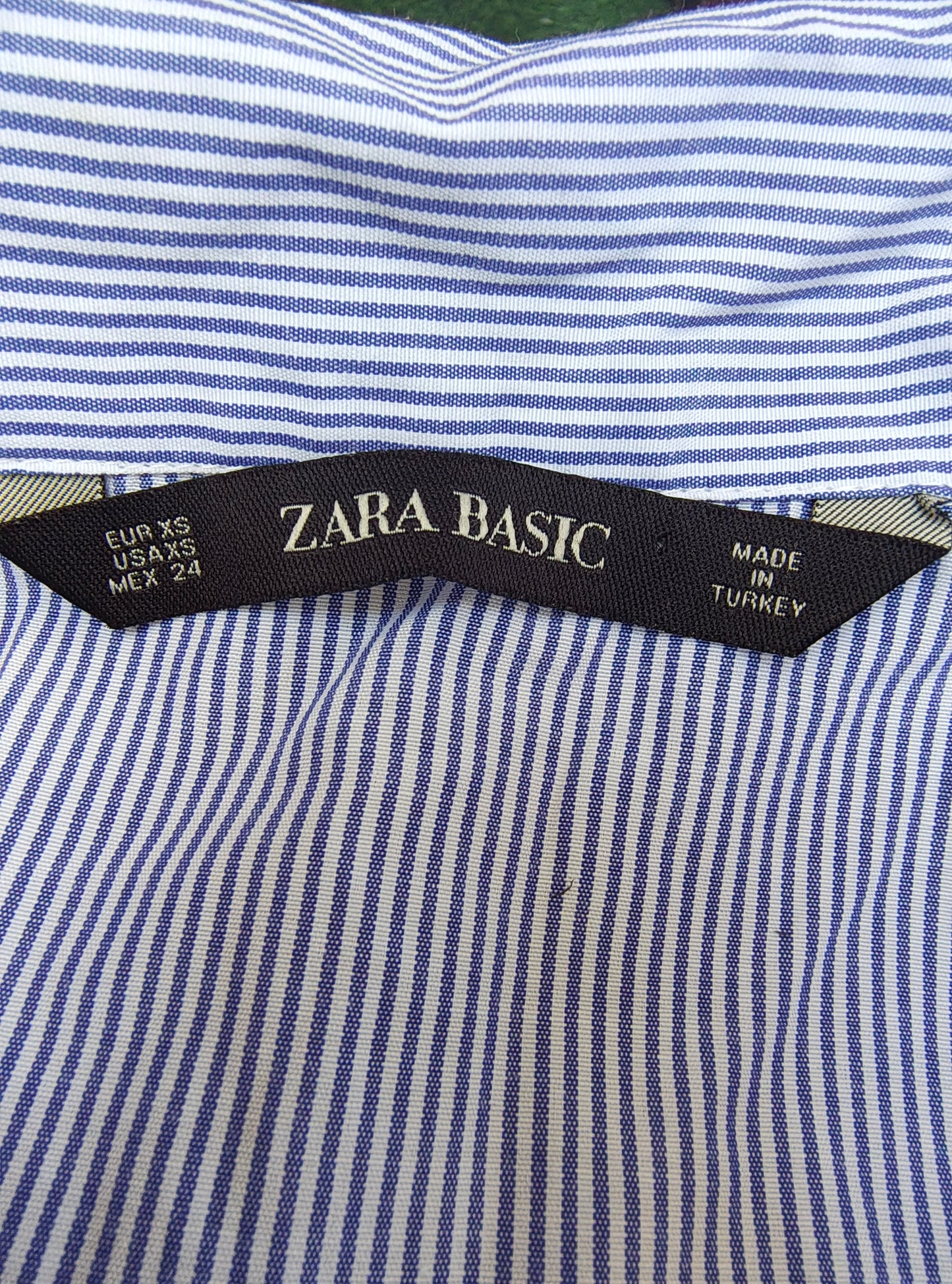 USADO – Camisa azul de rayas finas con detalle rojo ZARA BASIC (Talla EUR XS )