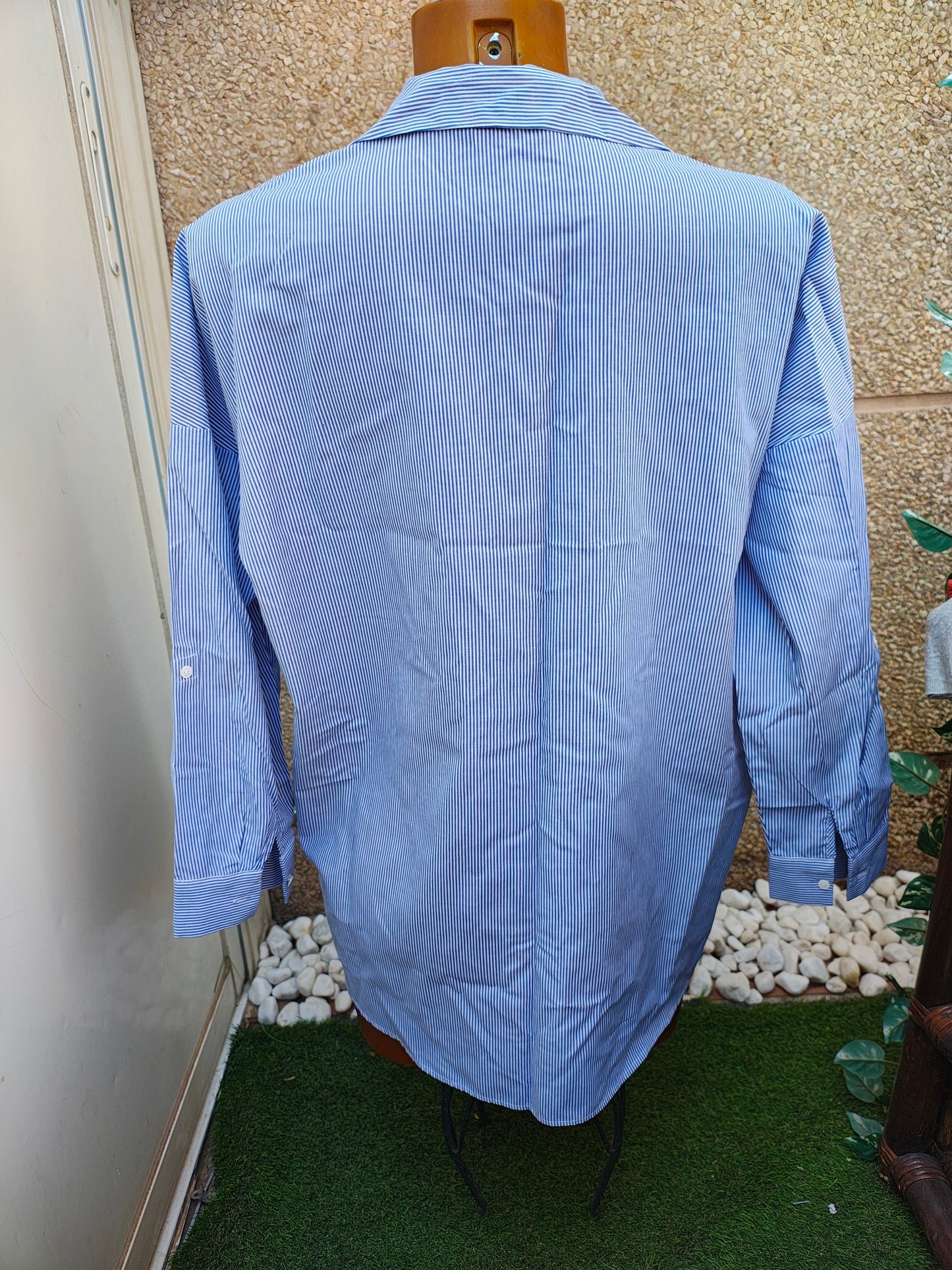 USADO – Camisa azul de rayas finas con detalle rojo ZARA BASIC (Talla EUR XS )