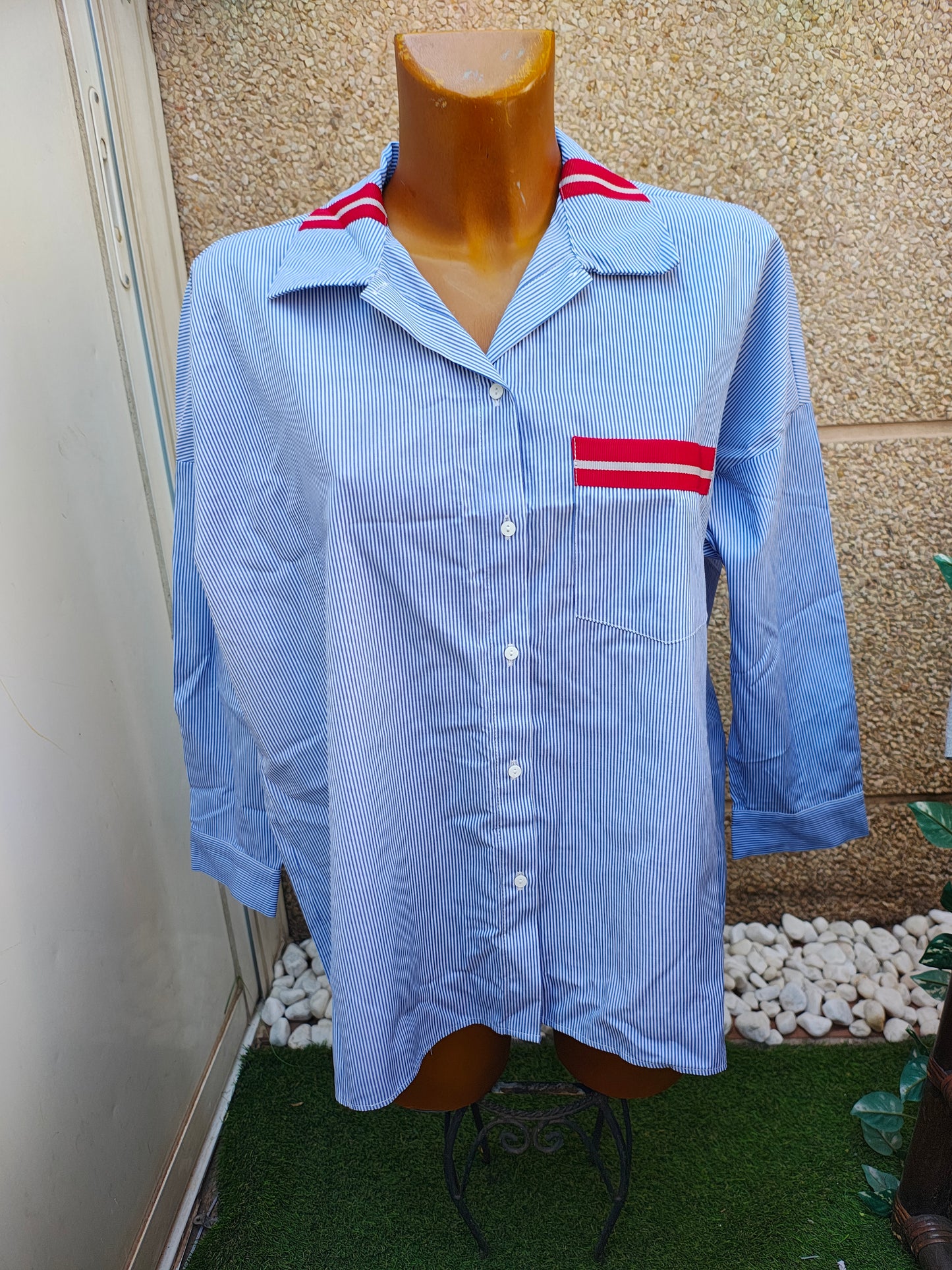 USADO – Camisa azul de rayas finas con detalle rojo ZARA BASIC (Talla EUR XS )
