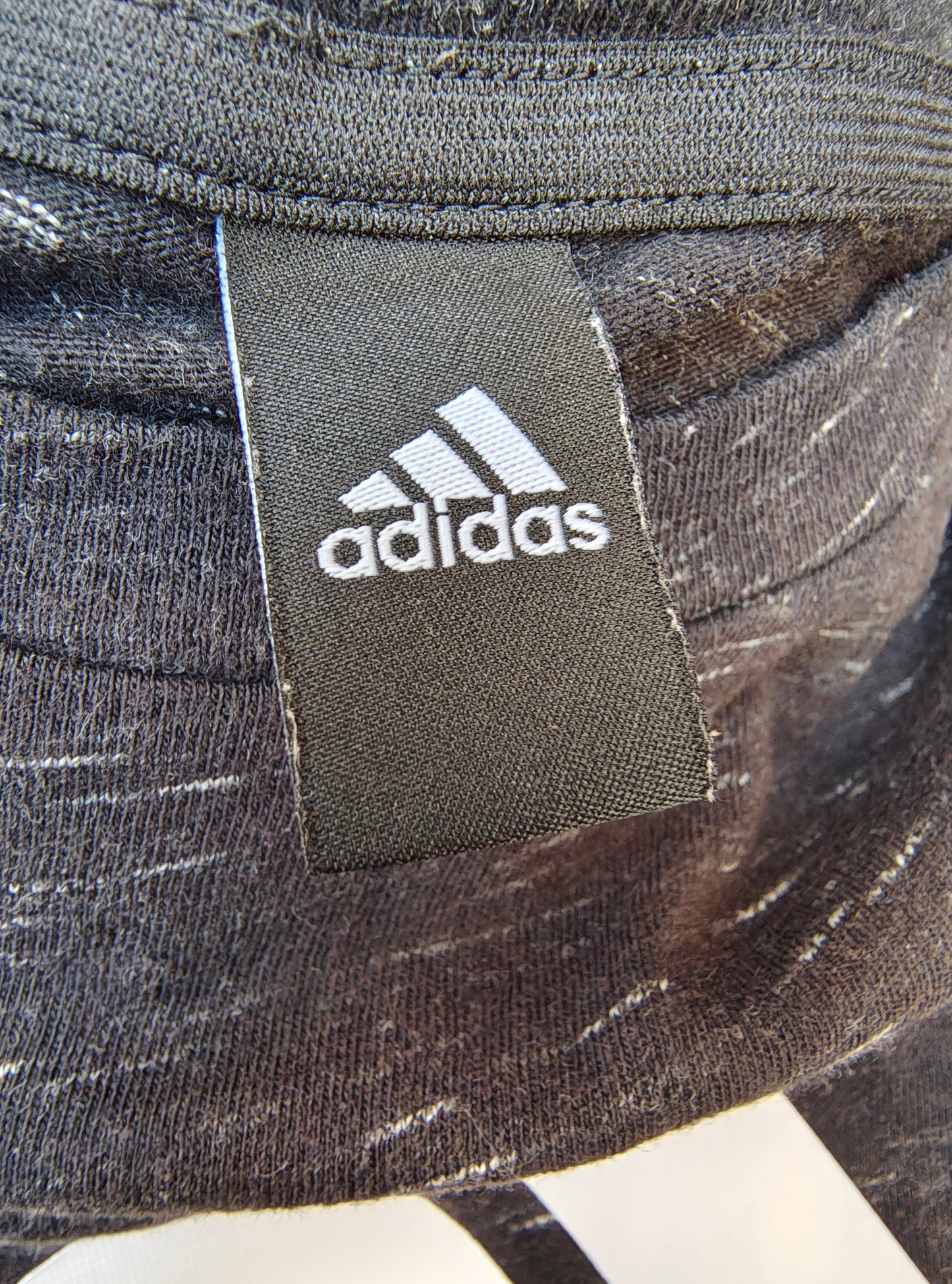 USADO – Camiseta negra con logo frontal ADIDAS (Talla no visible)