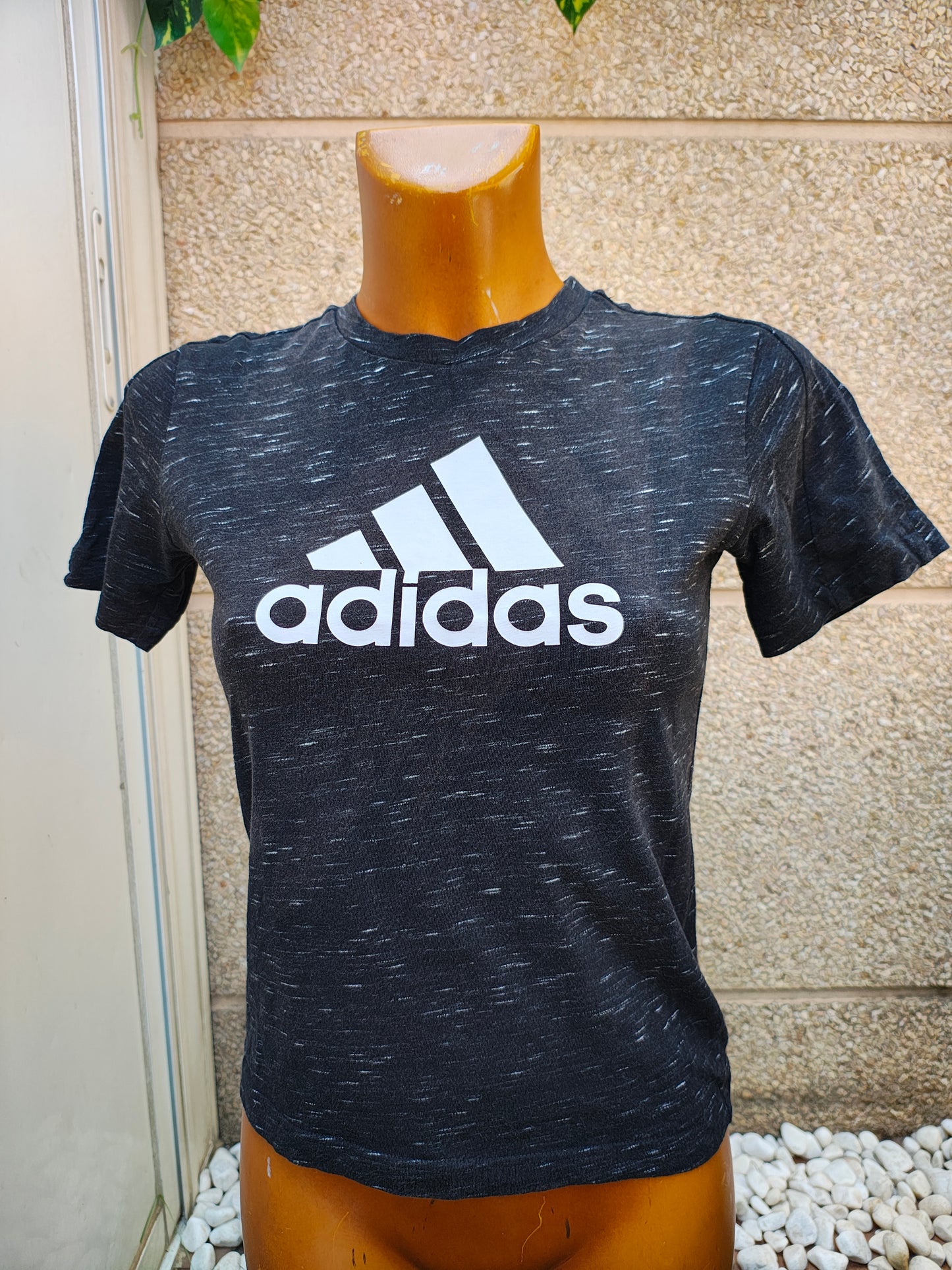 USADO – Camiseta negra con logo frontal ADIDAS (Talla no visible)