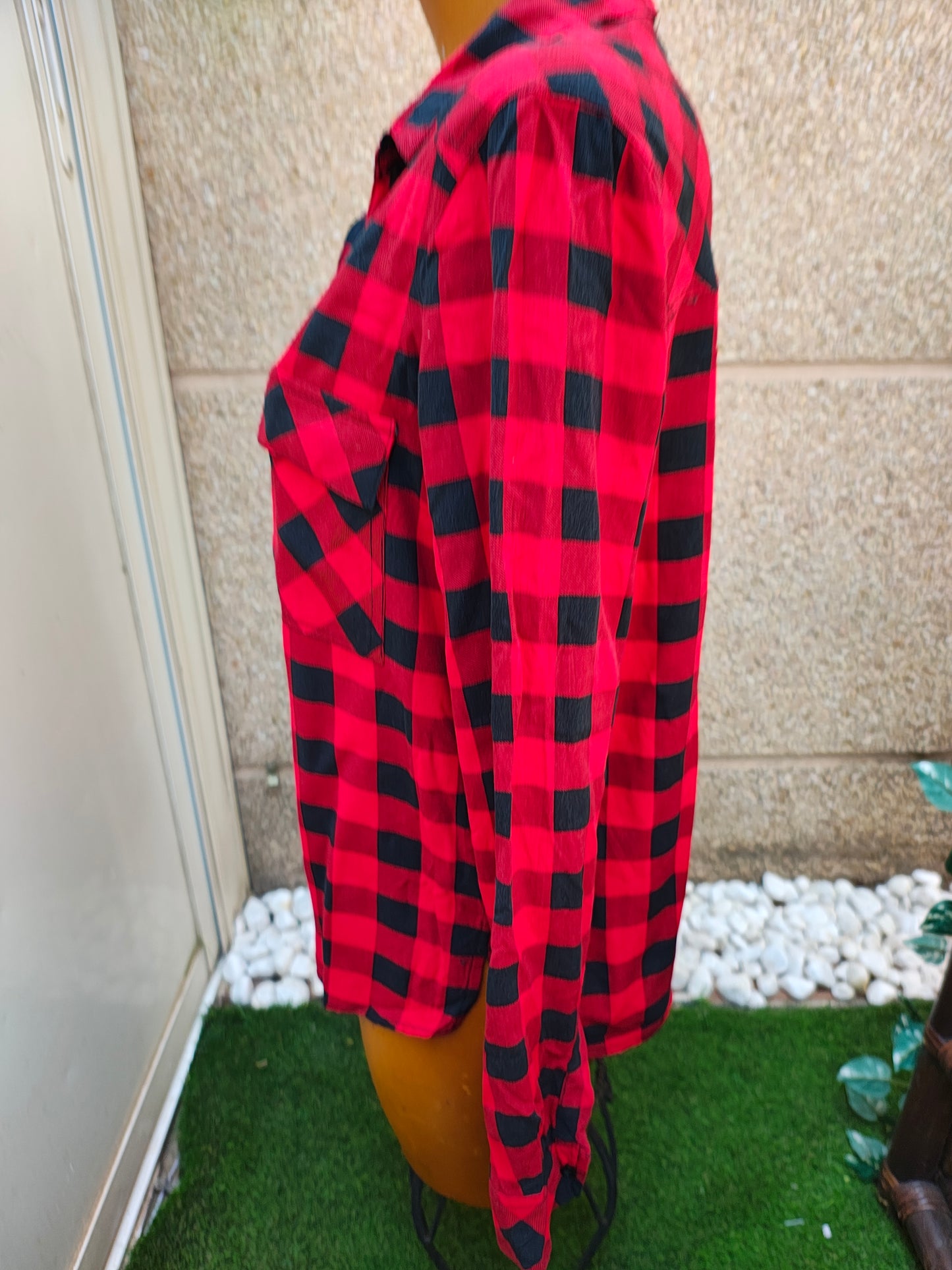 USADO – Camisa de cuadros rojos y negros BERSHKA BSK Girl (Talla M)