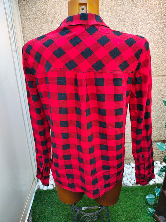 USADO – Camisa de cuadros rojos y negros BERSHKA BSK Girl (Talla M)