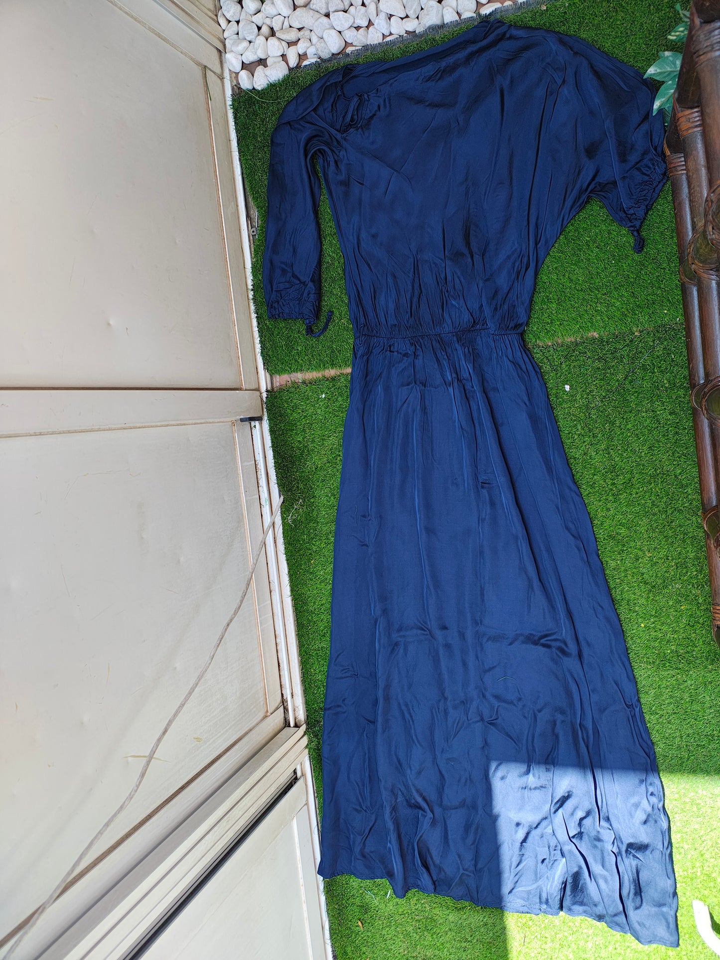 NUEVO  – Vestido largo azul marino con cintura elástica y mangas ajustables UNO PIU UNO (Talla no visible, aprox. M)