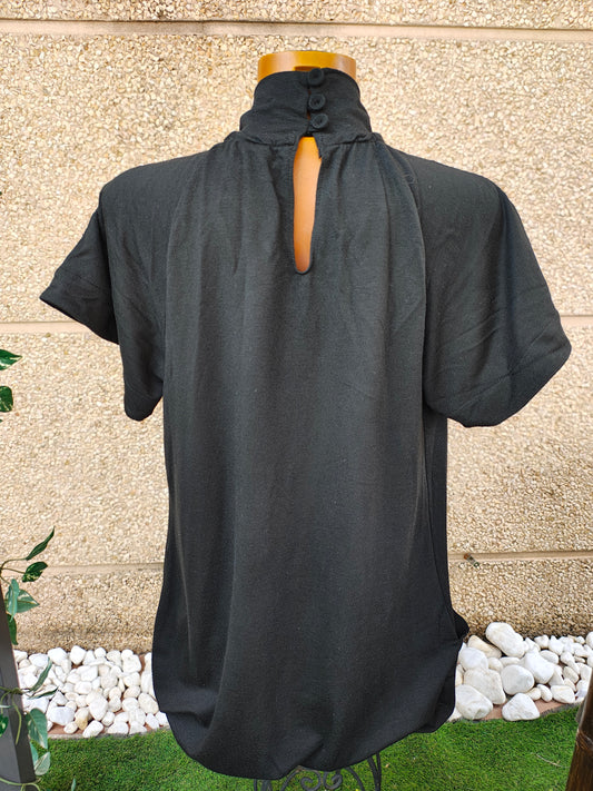 USADO – Vestido negro de cuello alto plisado ZARA (Talla S)