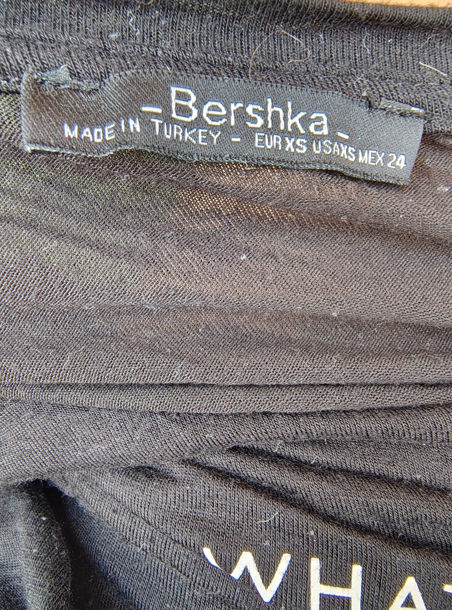 USADO – camiseta largo negro asimétrico con mensaje motivacional Bershka (Talla XS)