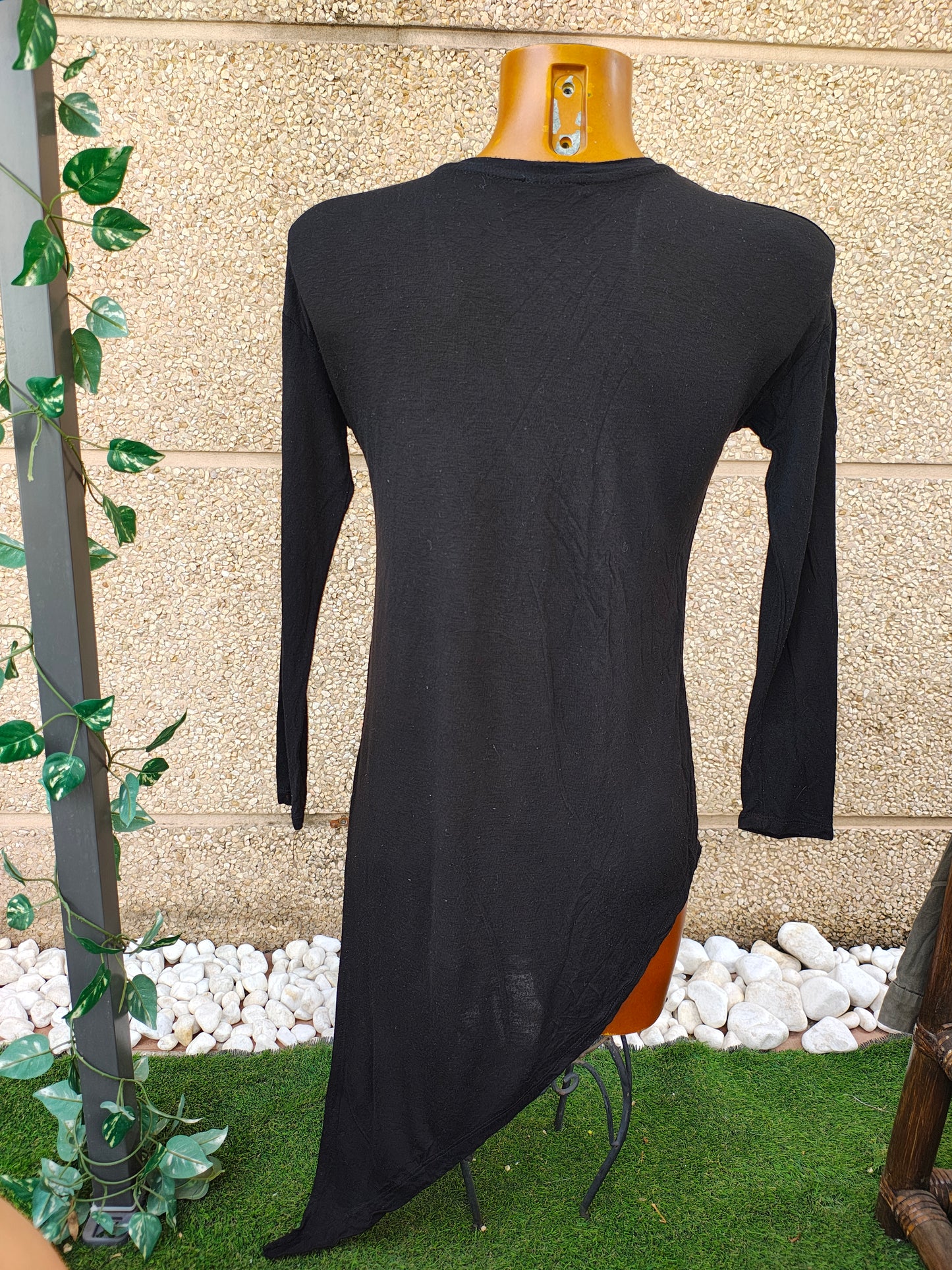 USADO – camiseta largo negro asimétrico con mensaje motivacional Bershka (Talla XS)
