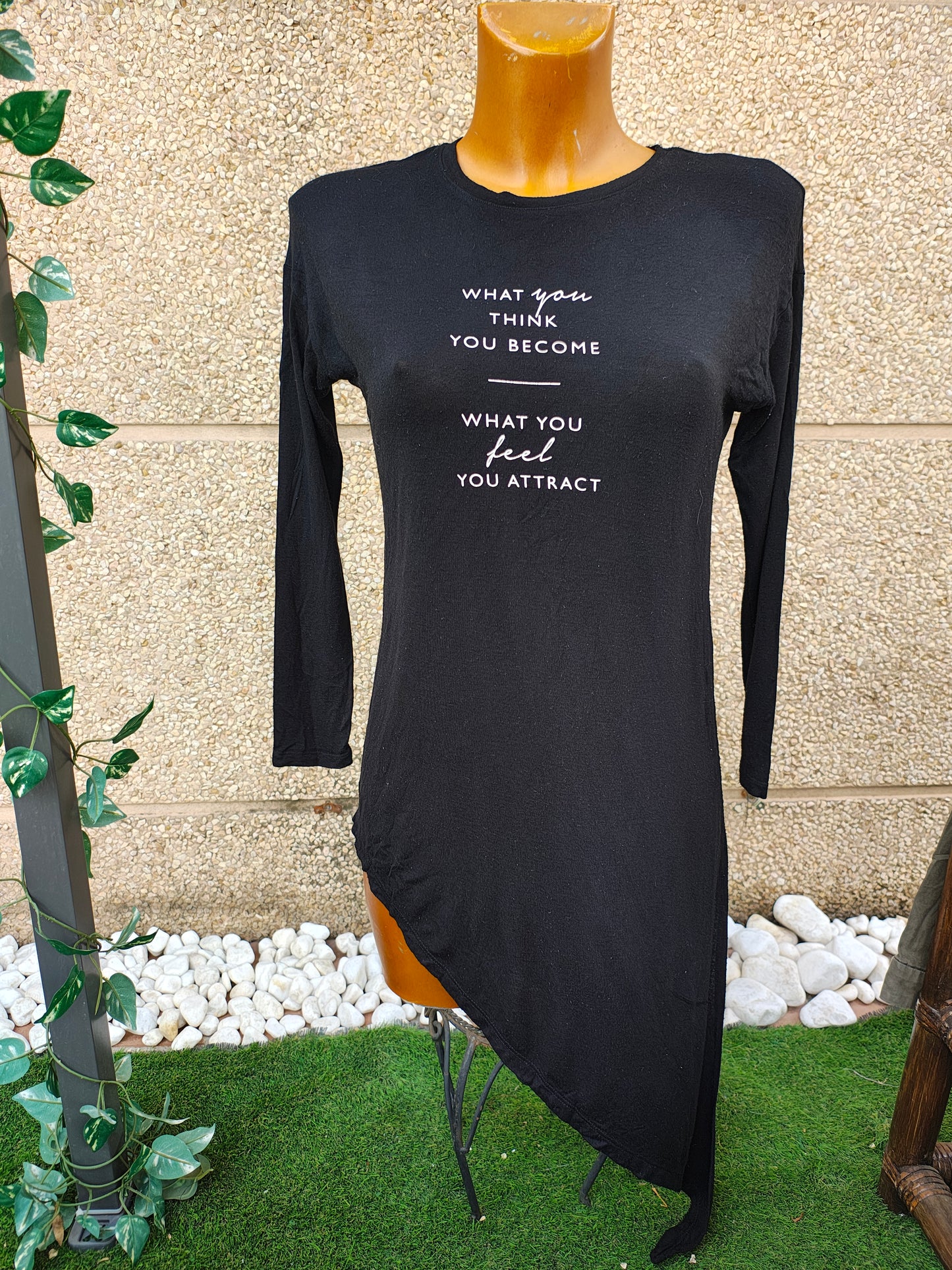 USADO – camiseta largo negro asimétrico con mensaje motivacional Bershka (Talla XS)