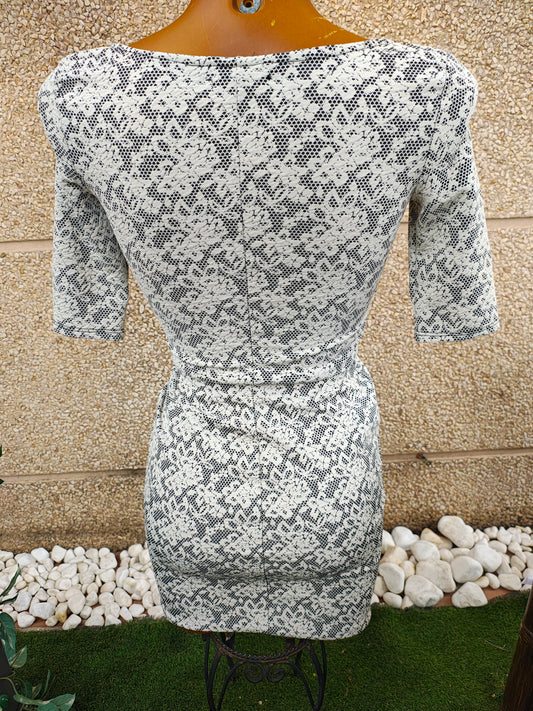 USADO – Vestido ajustado manga corta con estampado encaje floral Bsk. Bershka (Talla XS)