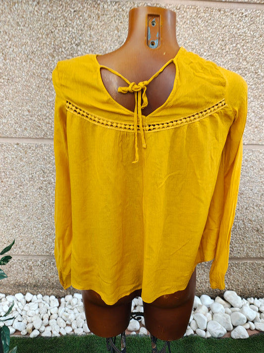 USADO – Blusa amarilla con encaje en escote Bershka (Talla S)