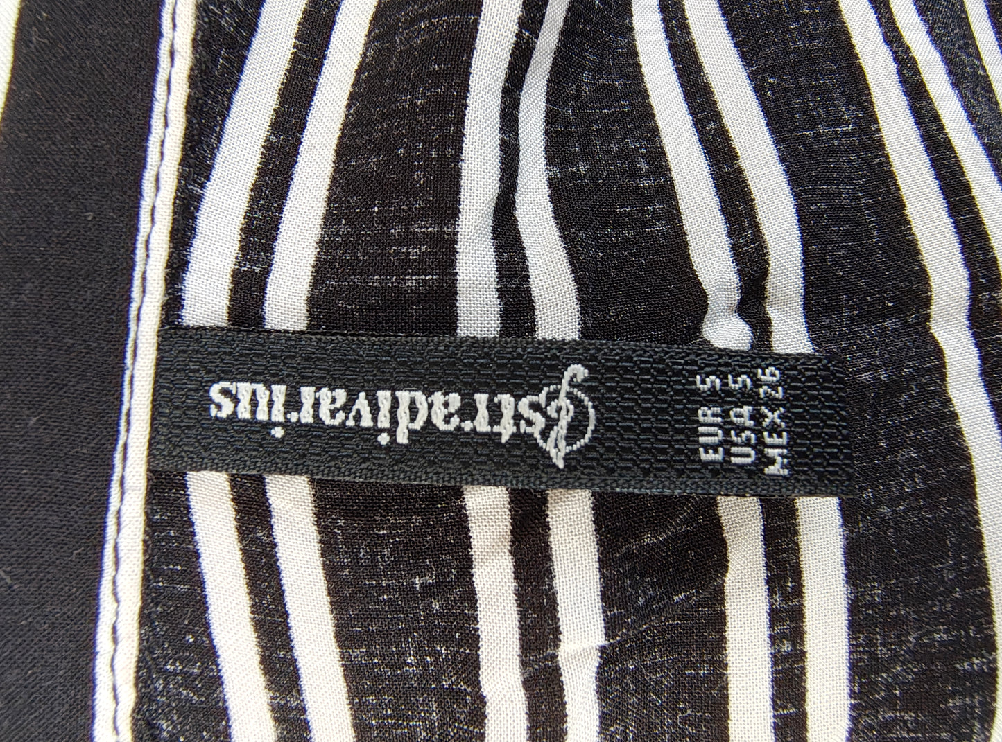 USADO – Camisa de rayas verticales en blanco y negro STRADIVARIUS (Talla S)