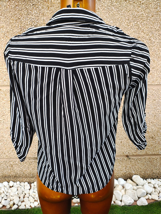 USADO – Camisa de rayas verticales en blanco y negro STRADIVARIUS (Talla S)