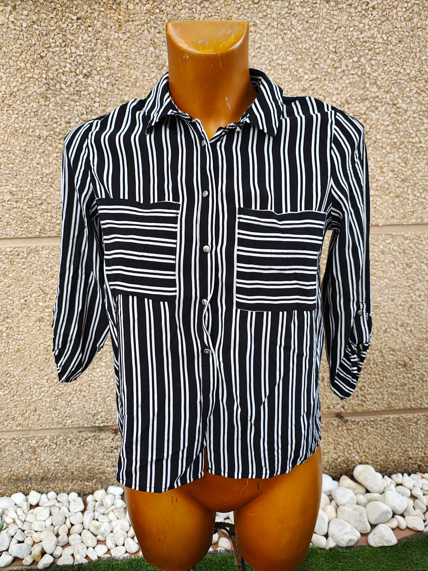 USADO – Camisa de rayas verticales en blanco y negro STRADIVARIUS (Talla S)
