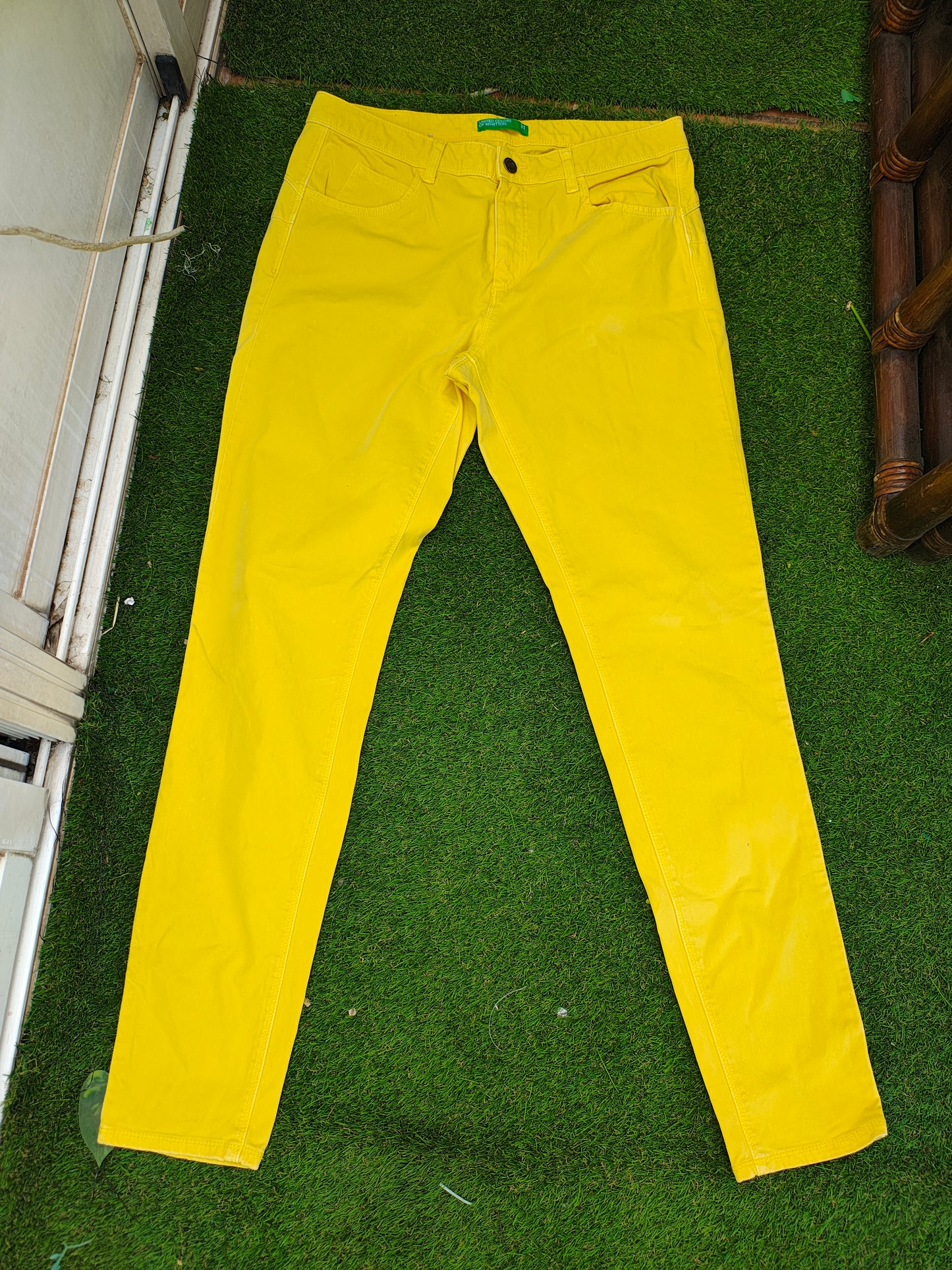 USADO – Pantalones pitillo amarillos UNITED COLORS OF BENETTON (Talla 31-M)