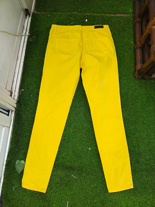 USADO – Pantalones pitillo amarillos UNITED COLORS OF BENETTON (Talla 31-M)