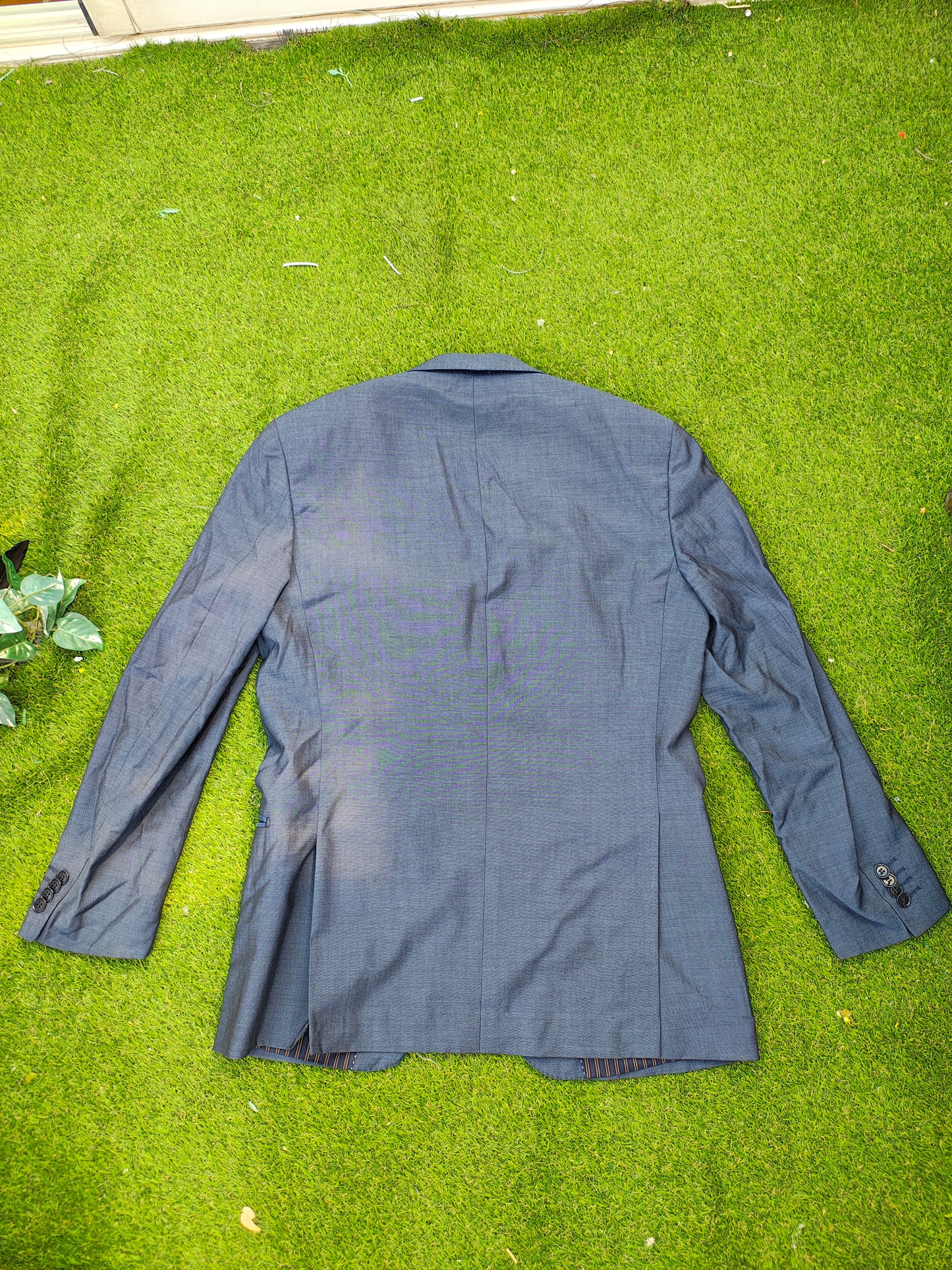 USADO – Americana azul marino con rayas interiores y cierre de dos botones (Talla 46)