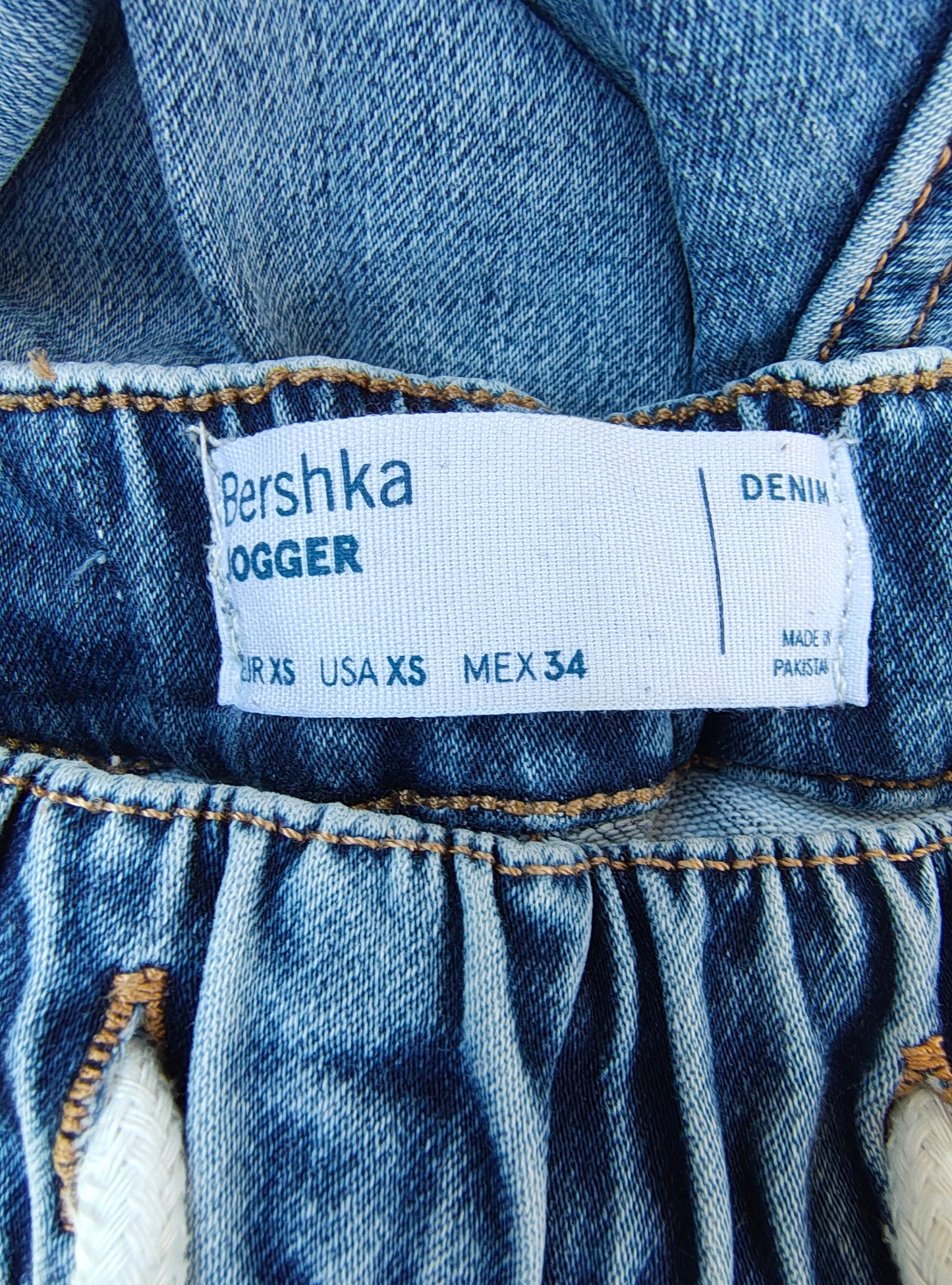 USADO – Pantalón vaquero jogger azul claro Bershka (Talla XS)