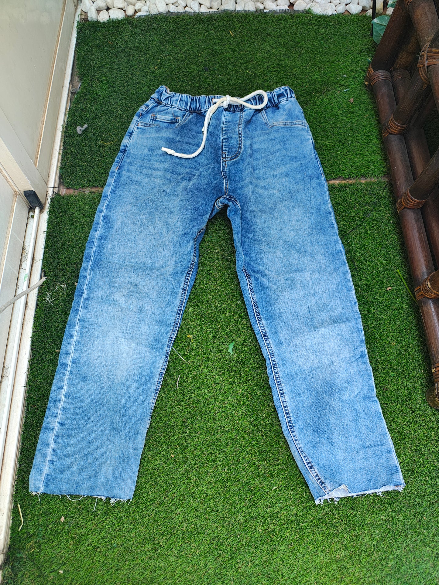 USADO – Pantalón vaquero jogger azul claro Bershka (Talla XS)