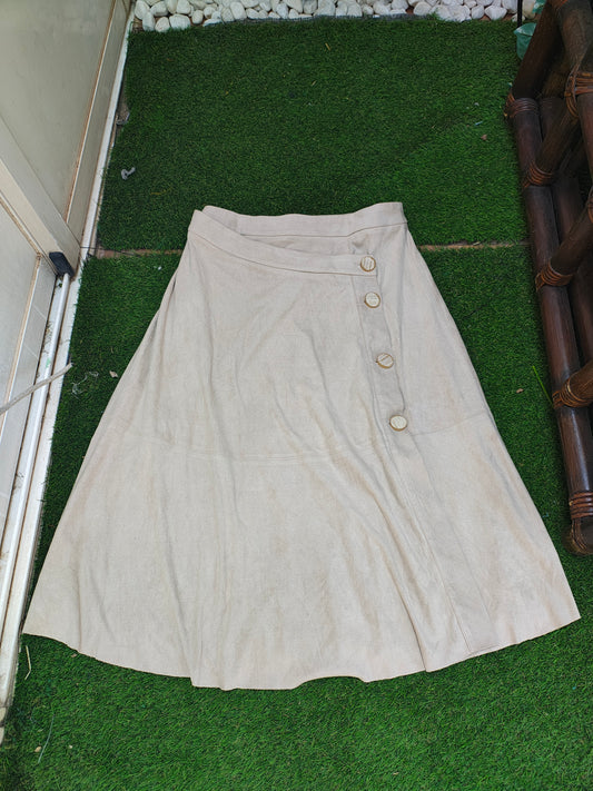 USADO – Falda midi beige con botones laterales ZARA BASIC (Talla M)
