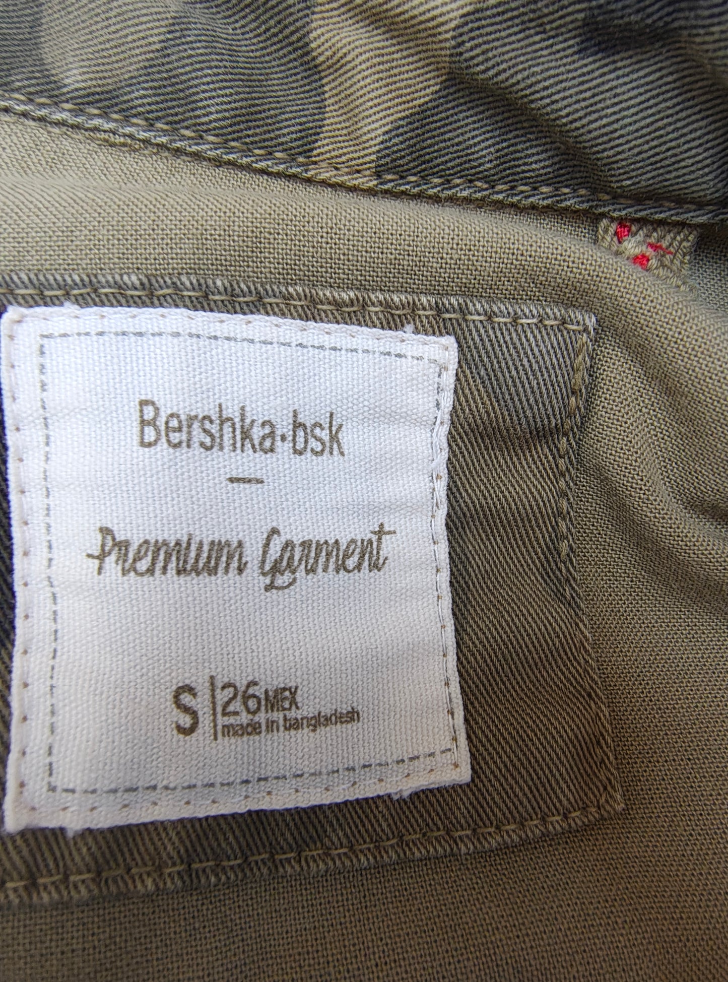USADO – Camisa militar verde con parches Bershka-bsk Premium Garment (Talla S)