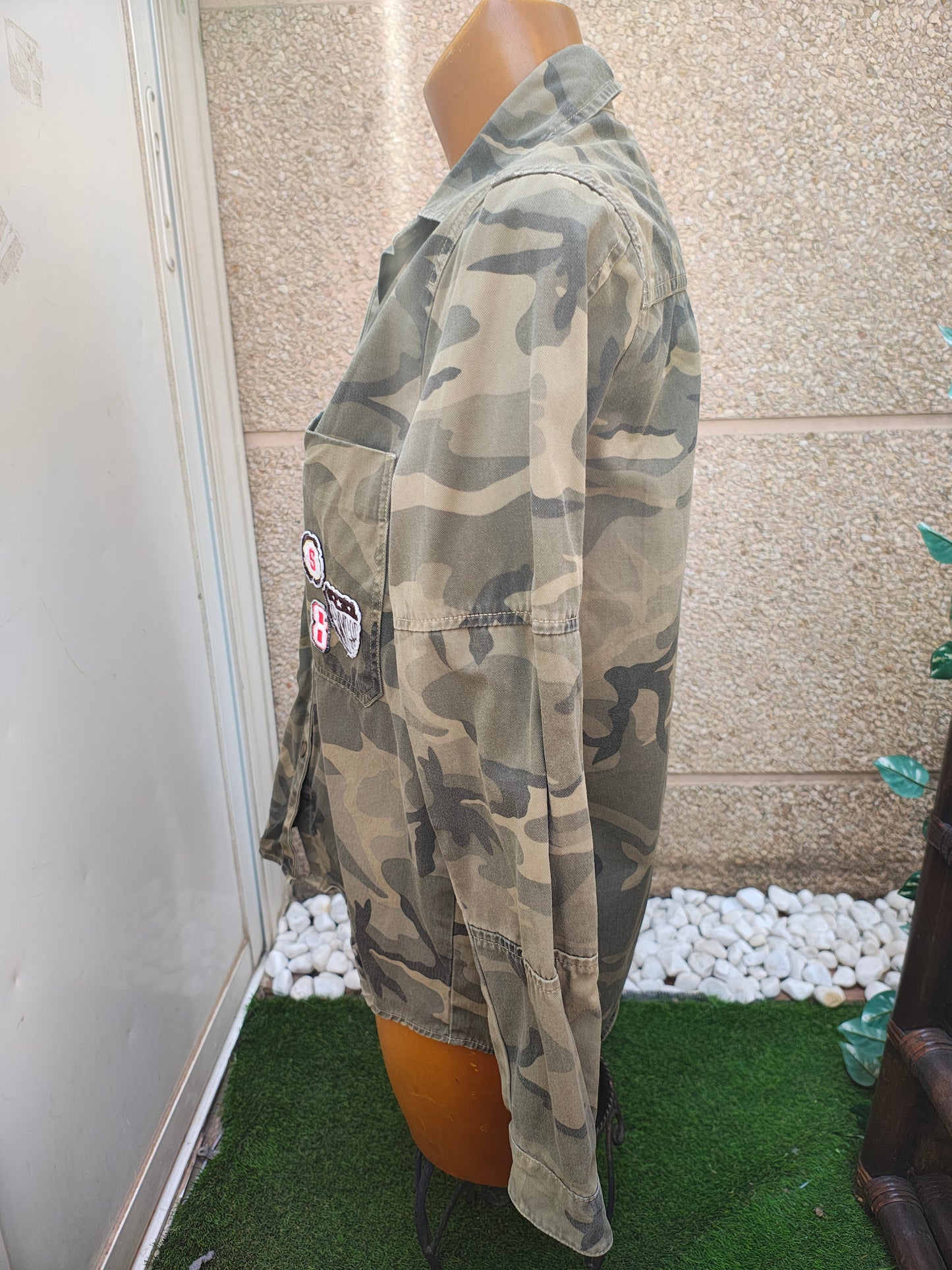 USADO – Camisa militar verde con parches Bershka-bsk Premium Garment (Talla S)