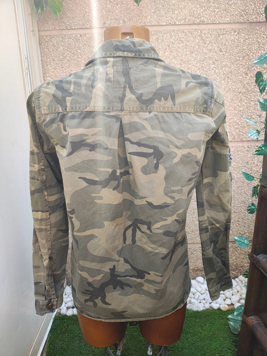 USADO – Camisa militar verde con parches Bershka-bsk Premium Garment (Talla S)