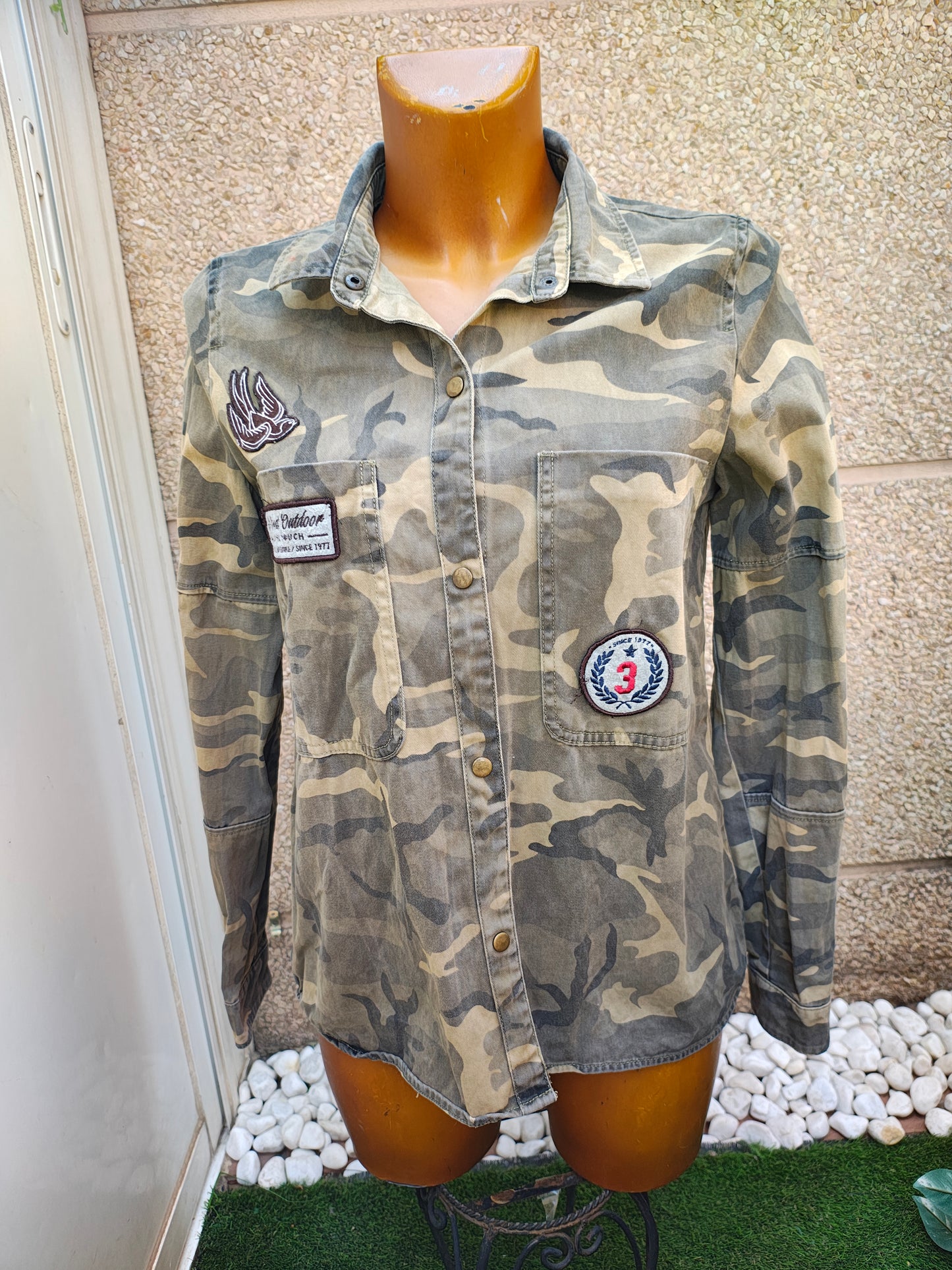 USADO – Camisa militar camuflaje con parches ZARA Trafaluc Outerwear Division (Talla S)