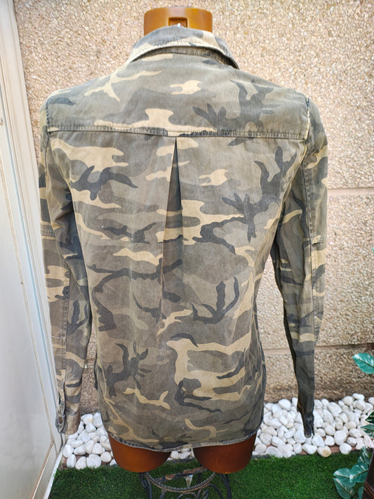 USADO – Camisa militar camuflaje con parches ZARA Trafaluc Outerwear Division (Talla S)