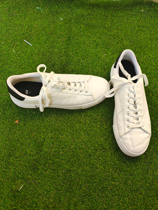 USADO – Zapatillas blancas estilo casual H&M (Talla EUR 44)