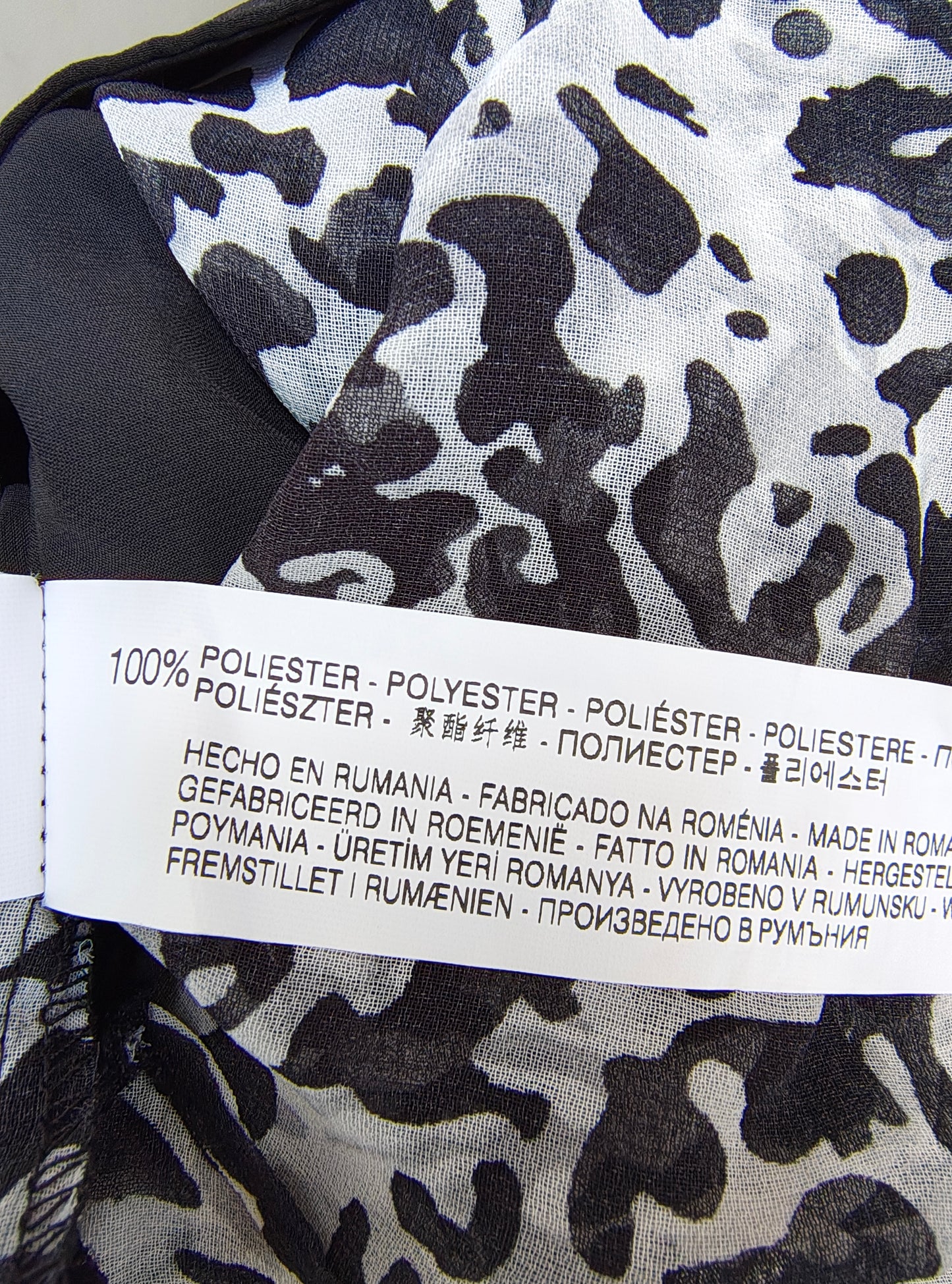 USADO – Top negro combinado con estampado animal print BERSHKA Collection (Talla S / MEX 26)