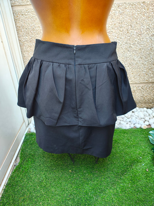 USADO – Falda negra con sobrefalda plisada ZARA Woman (Talla M)