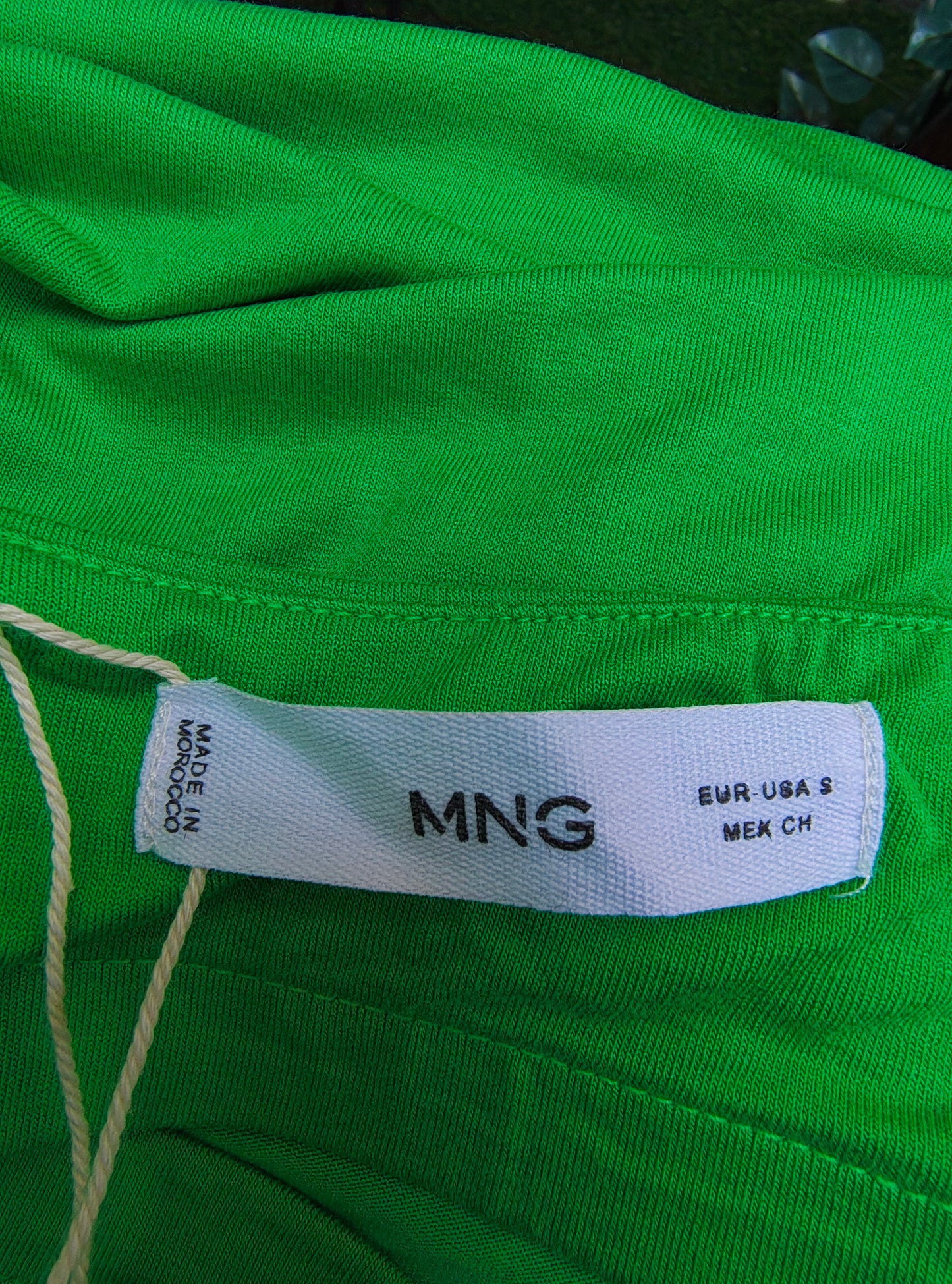 NUEVO– Top verde fruncido con tirantes finos MNG (Talla S)