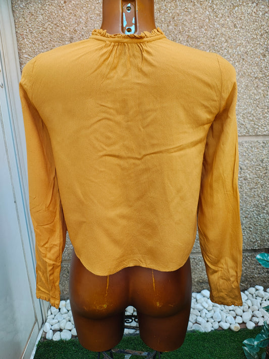USADO – Blusa mostaza con cuello fruncido Bershka BSK Girl (Talla S)
