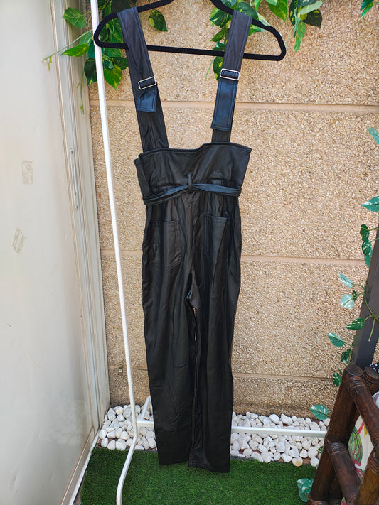 NUEVO  – mono largo  pantalón efecto cuero negro con tirantes Bershka (Talla XS)