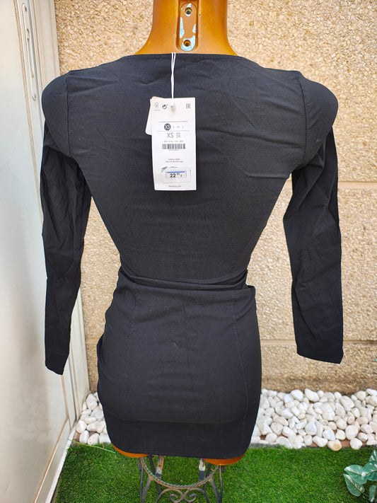 NUEVO – Vestido negro ajustado escote corazón BERSHKA (Talla XS)