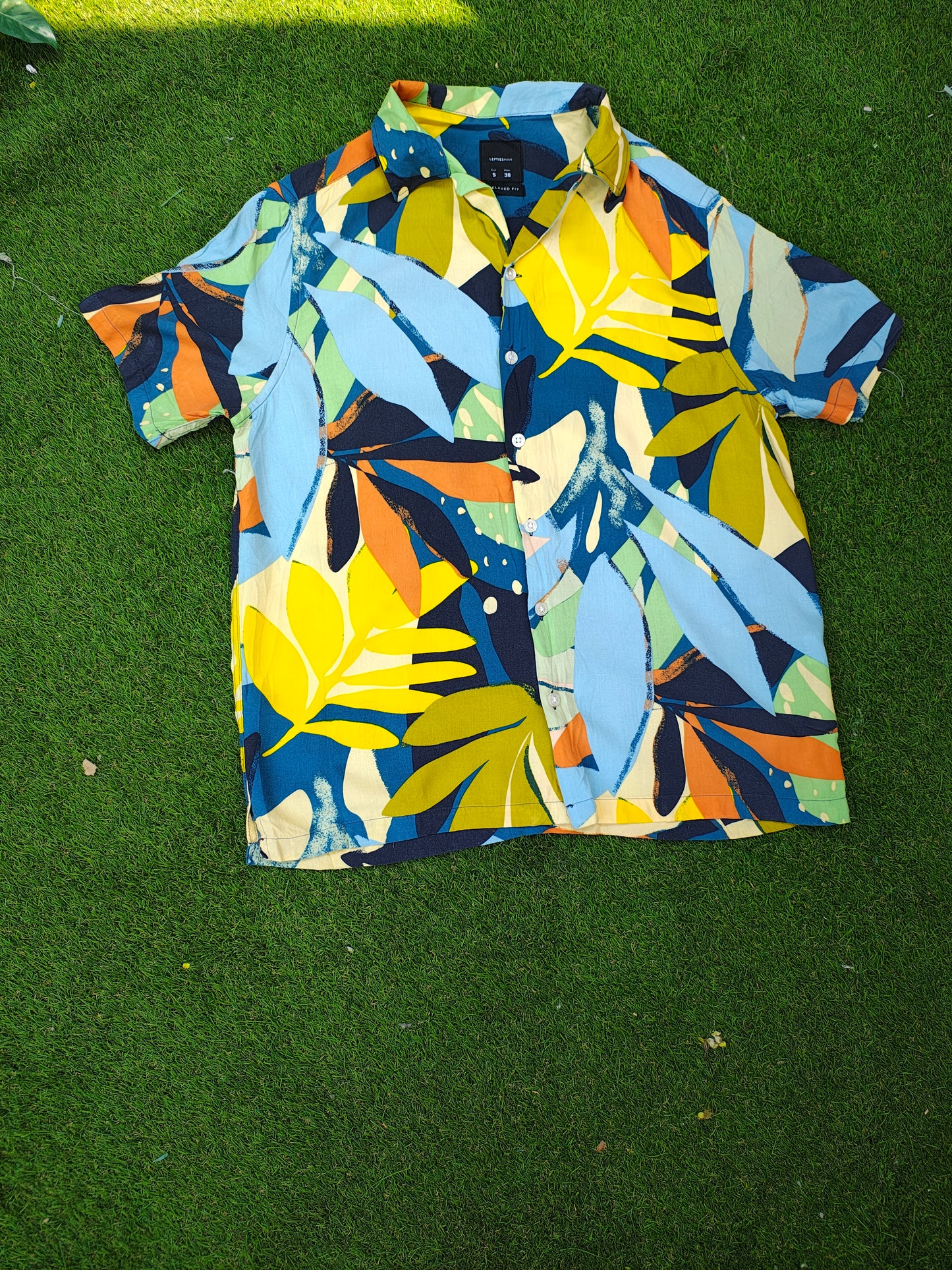 USADO – Camisa estampada tropical multicolor LeftiesMan (Talla S )