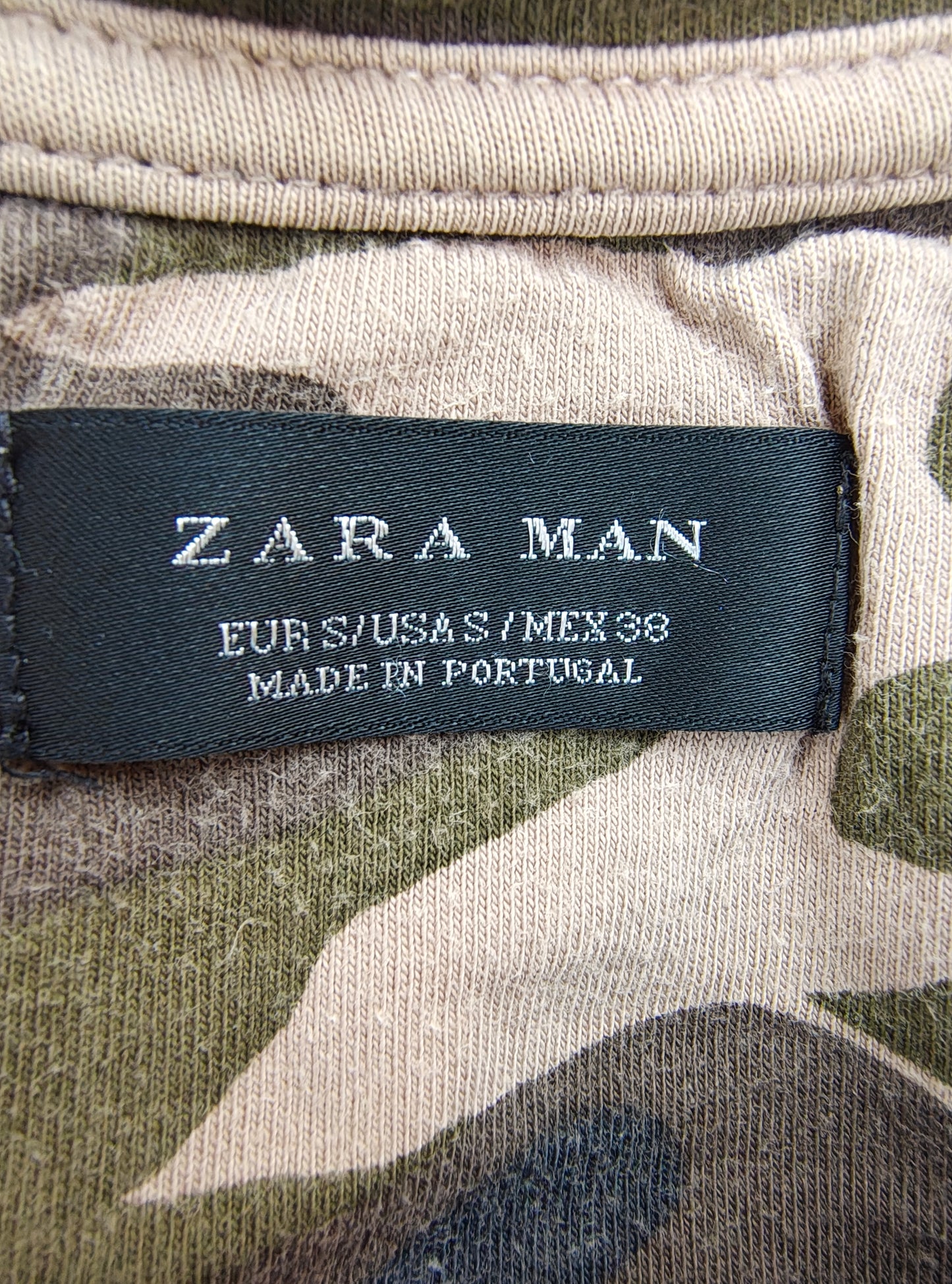 USADO – Camiseta verde militar con bajo camuflaje Zara Man (Talla S)
