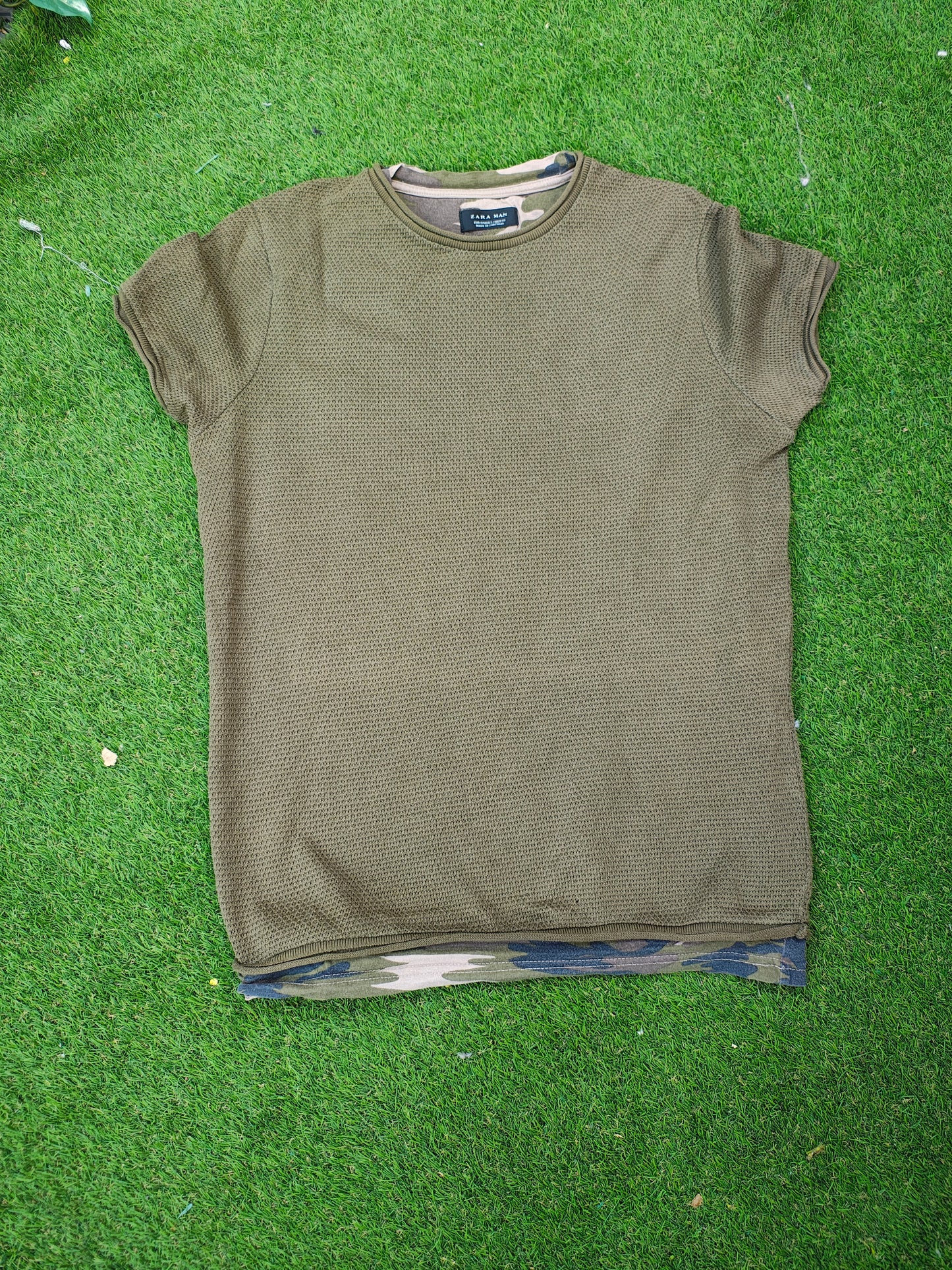 USADO – Camiseta verde militar con bajo camuflaje Zara Man (Talla S)