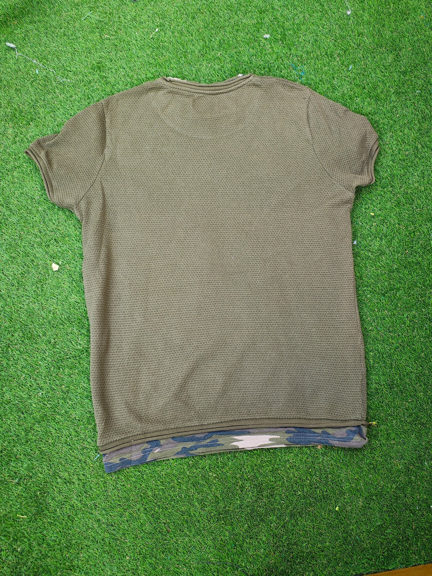 USADO – Camiseta verde militar con bajo camuflaje Zara Man (Talla S)