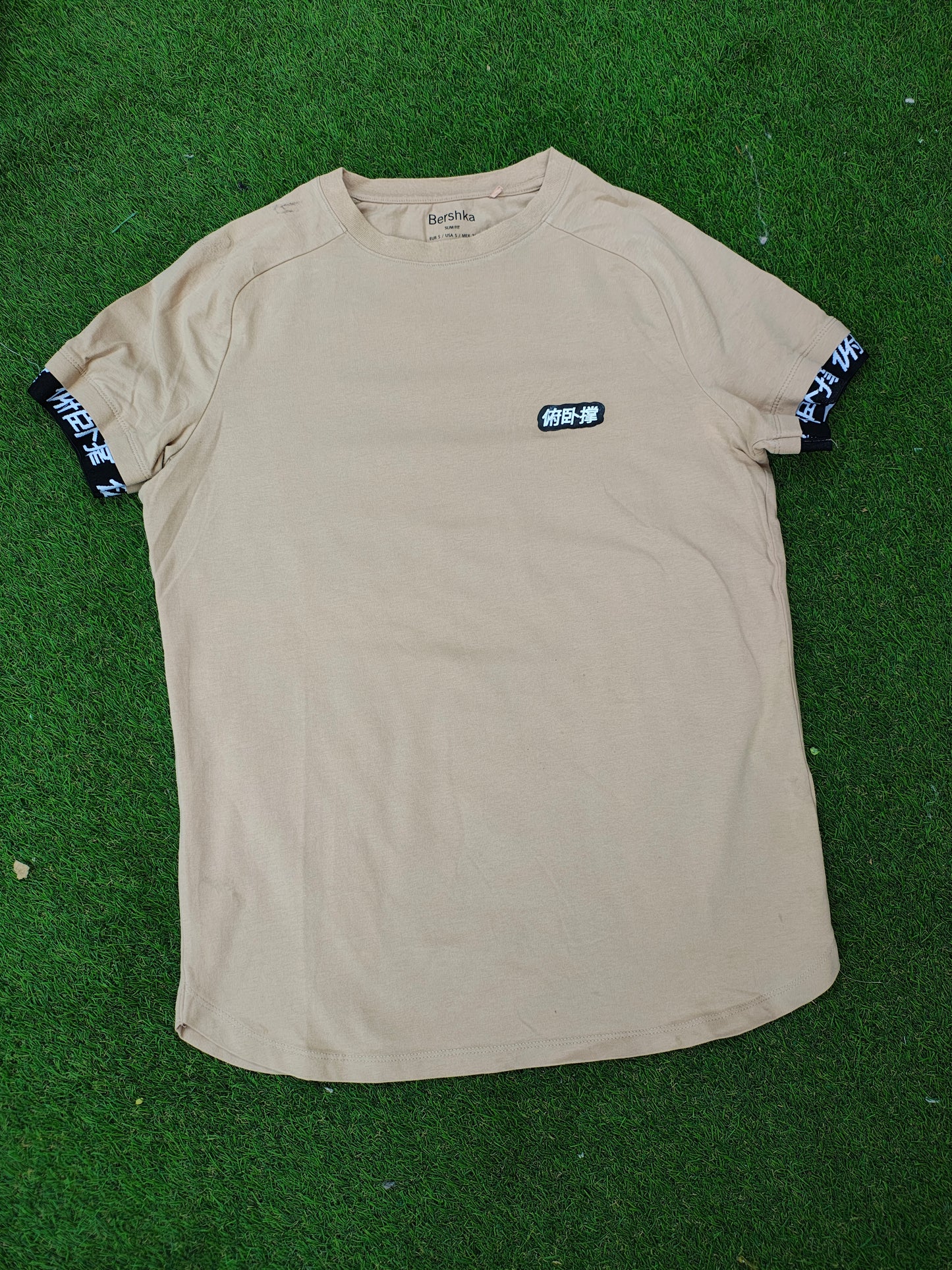 USADO – Camiseta beige con detalles de letras orientales en mangas Bershka Slim Fit (Talla S)